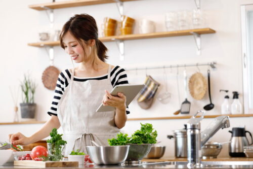 料理をする女性