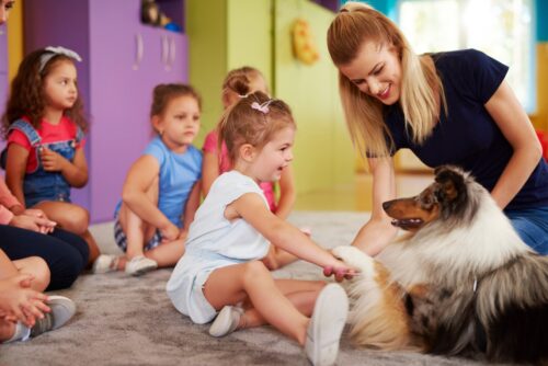 子供たちと犬とセラピスト