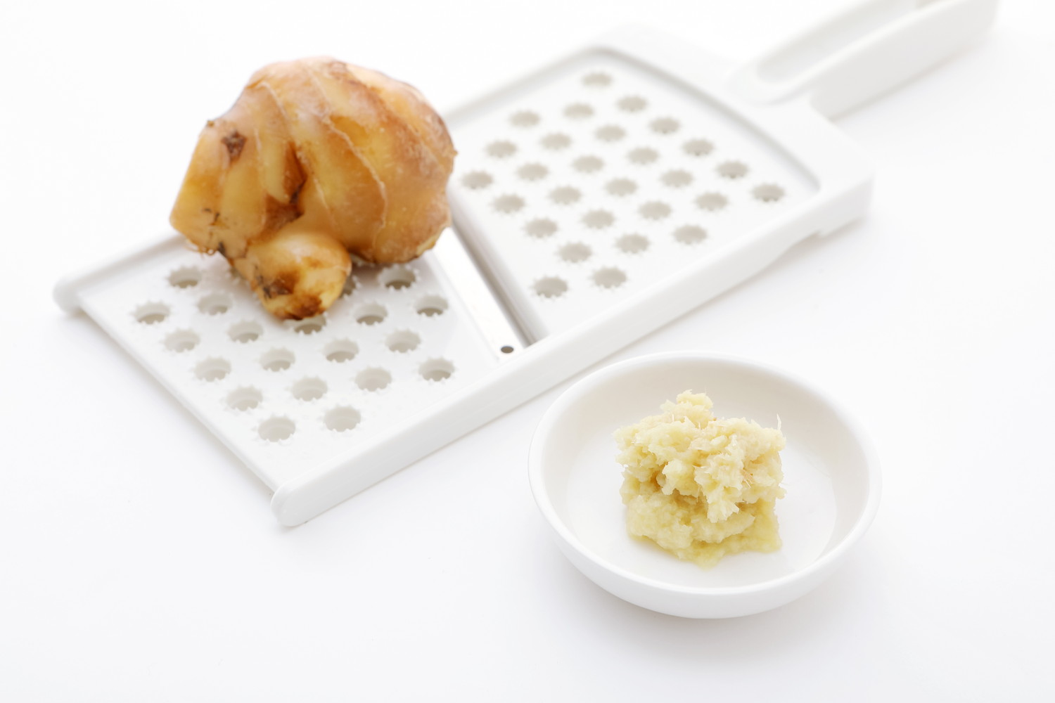 おろし器ですりおろした生姜