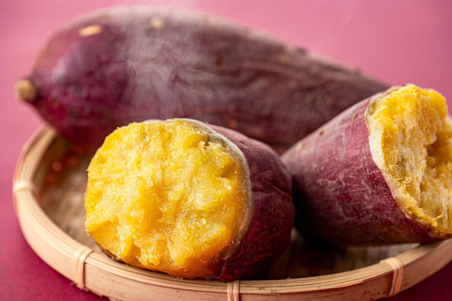 ざるの上に置かれた焼き芋