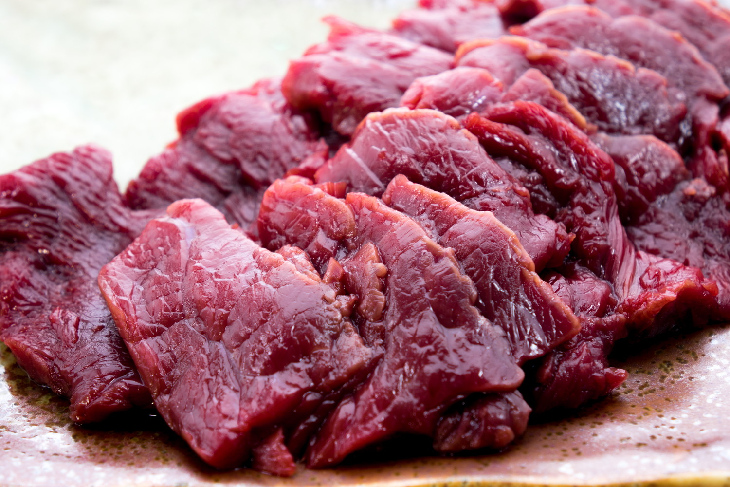 カットされた馬肉が並んでいる様子