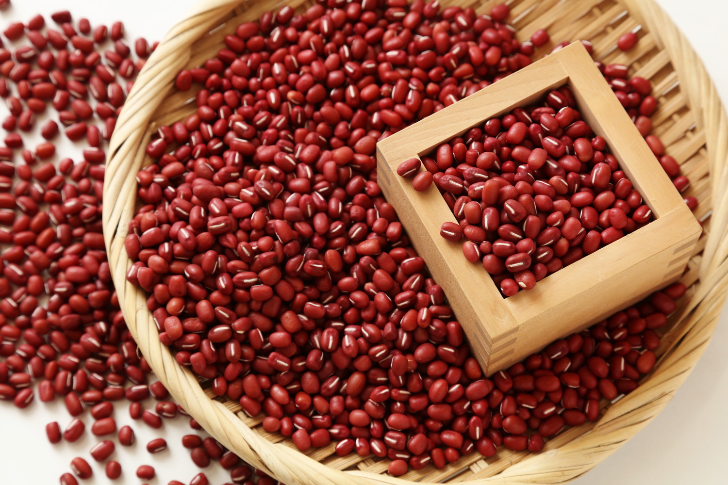 かごと枡の中に入った小豆