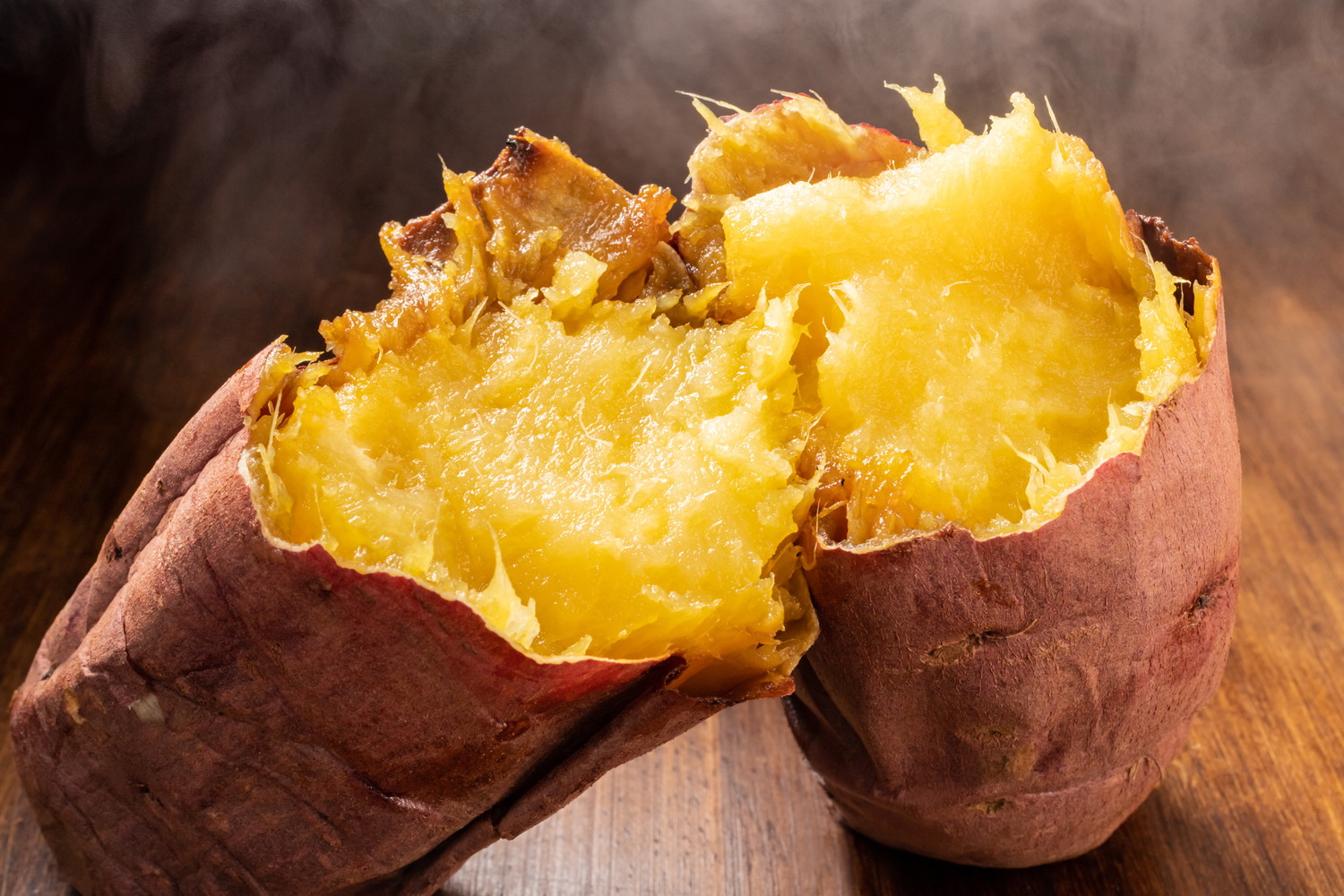 湯気が立つほど熱い半分に割られた焼き芋