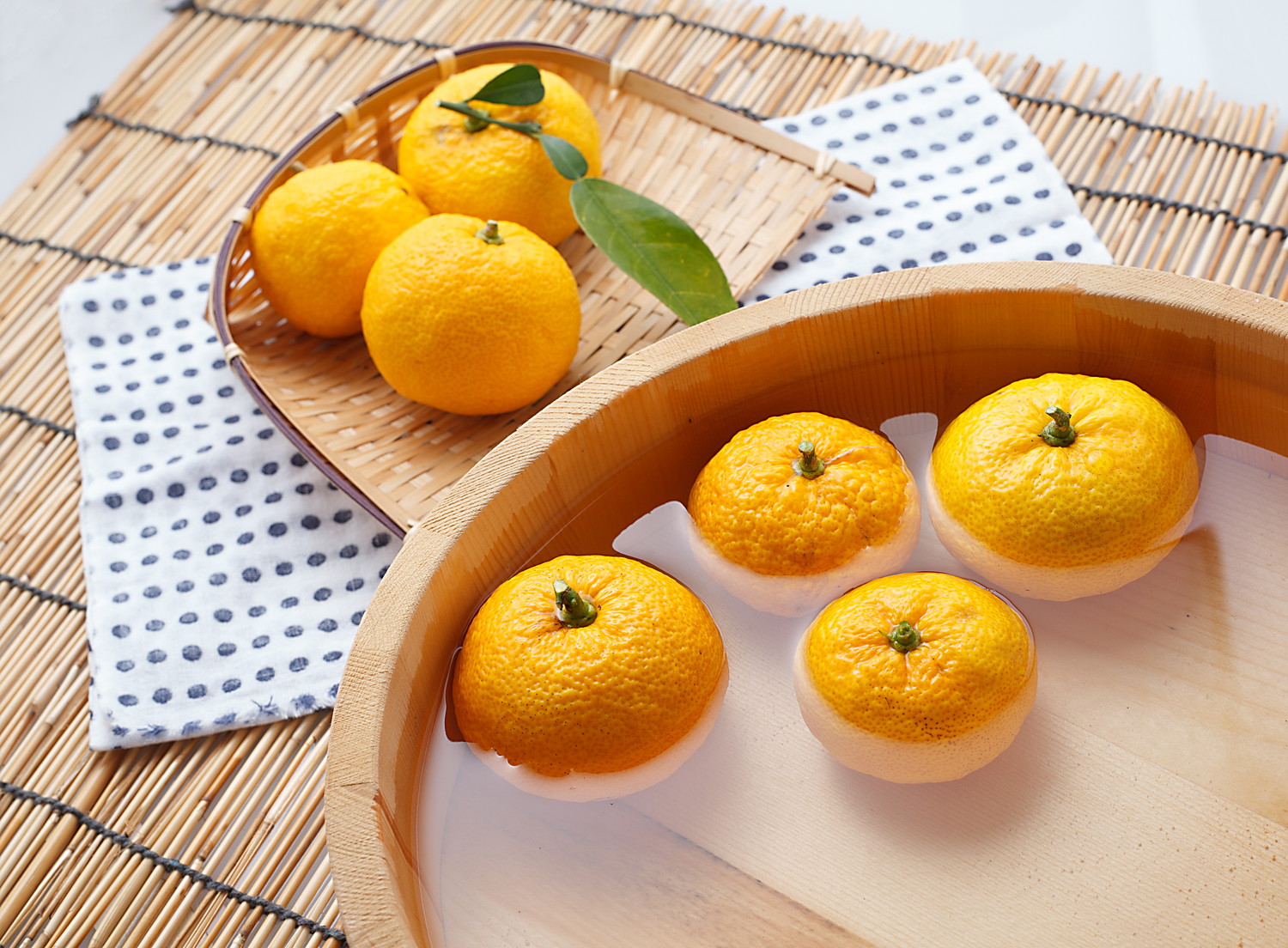 お湯の中に浮かぶゆず