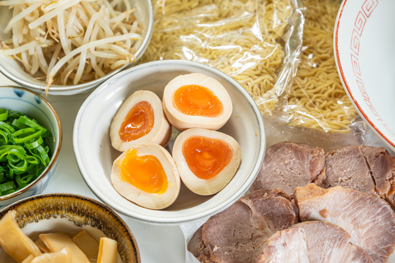 ラーメンの材料が並んでいる様子