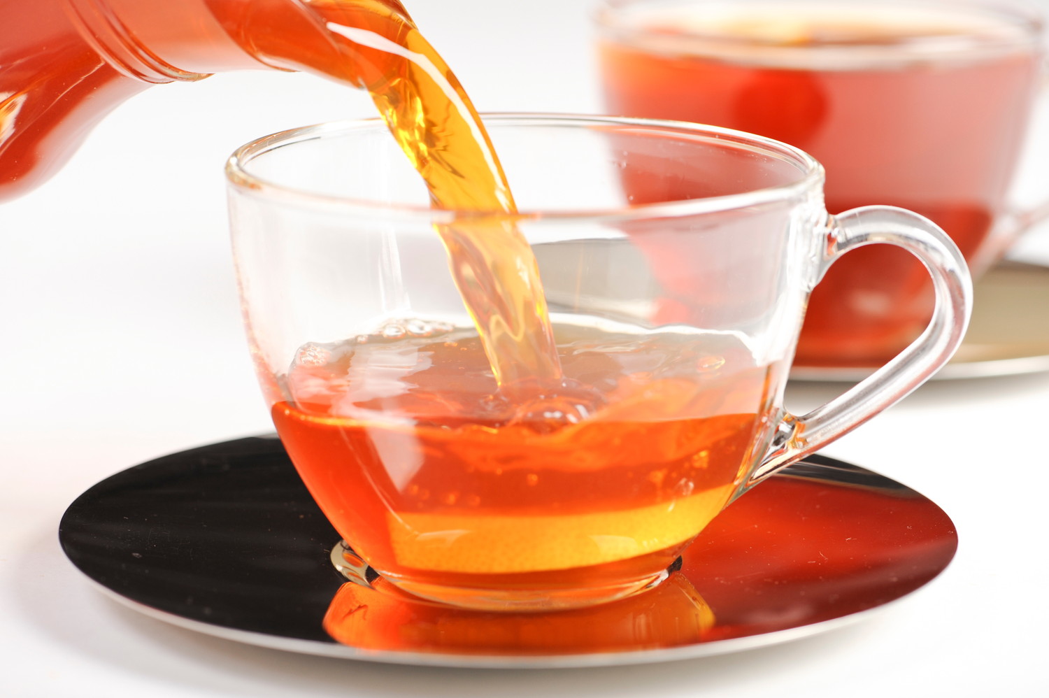 カップにルイボスティーが注がれている様子