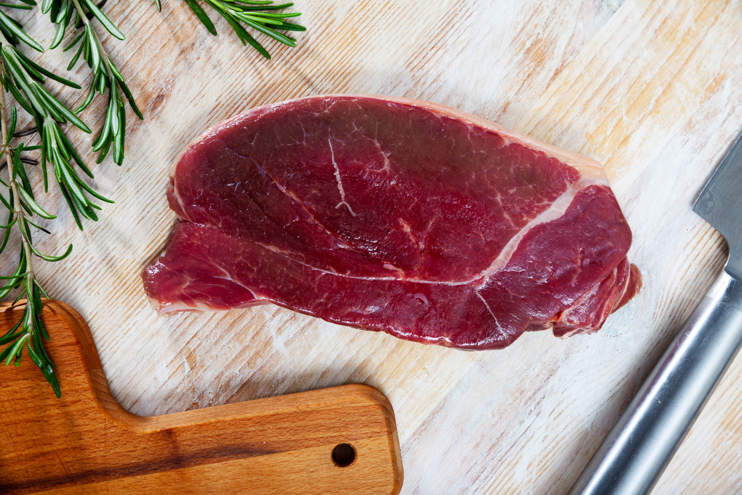 生の馬肉と包丁とまな板