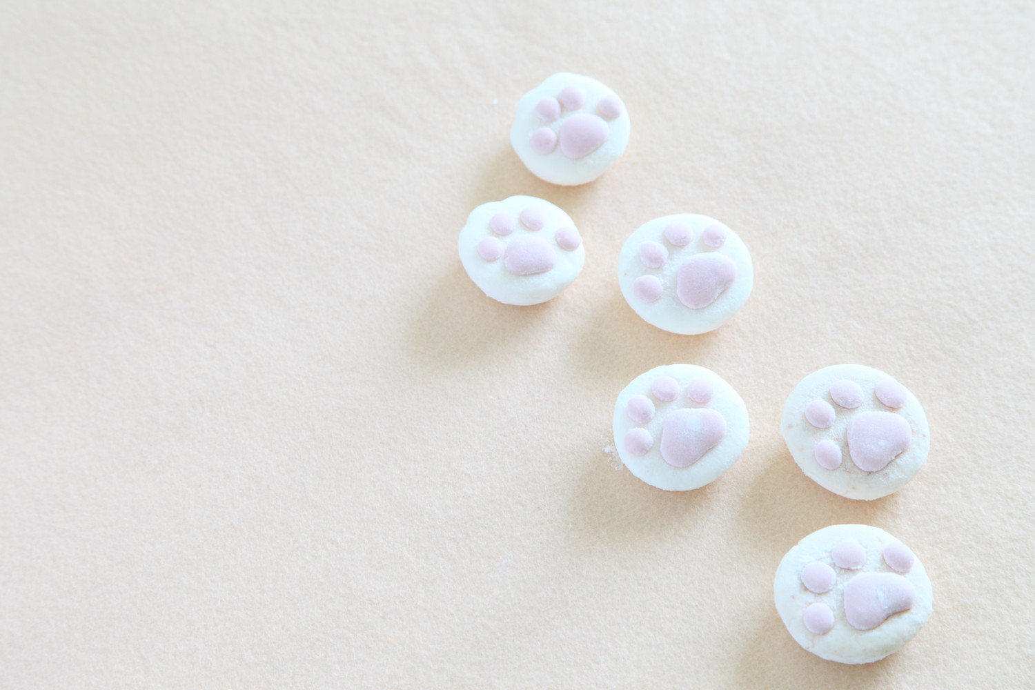 猫の肉球が描かれたマシュマロが並んでいる様子
