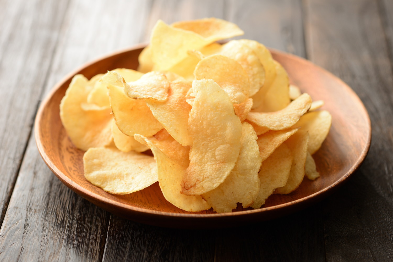 お皿に盛られたポテチ（ポテトチップス）