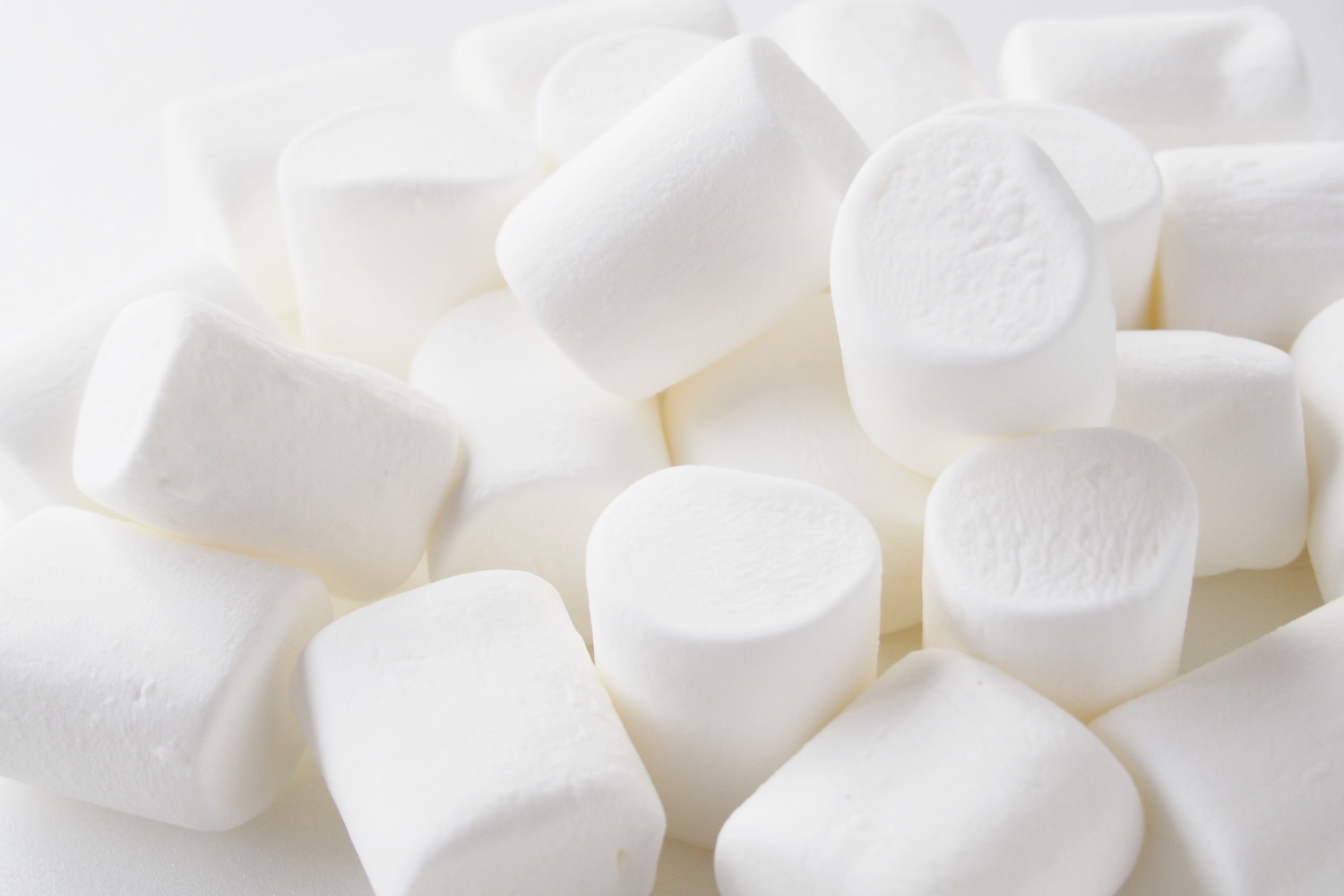 積み重なった白いマシュマロ