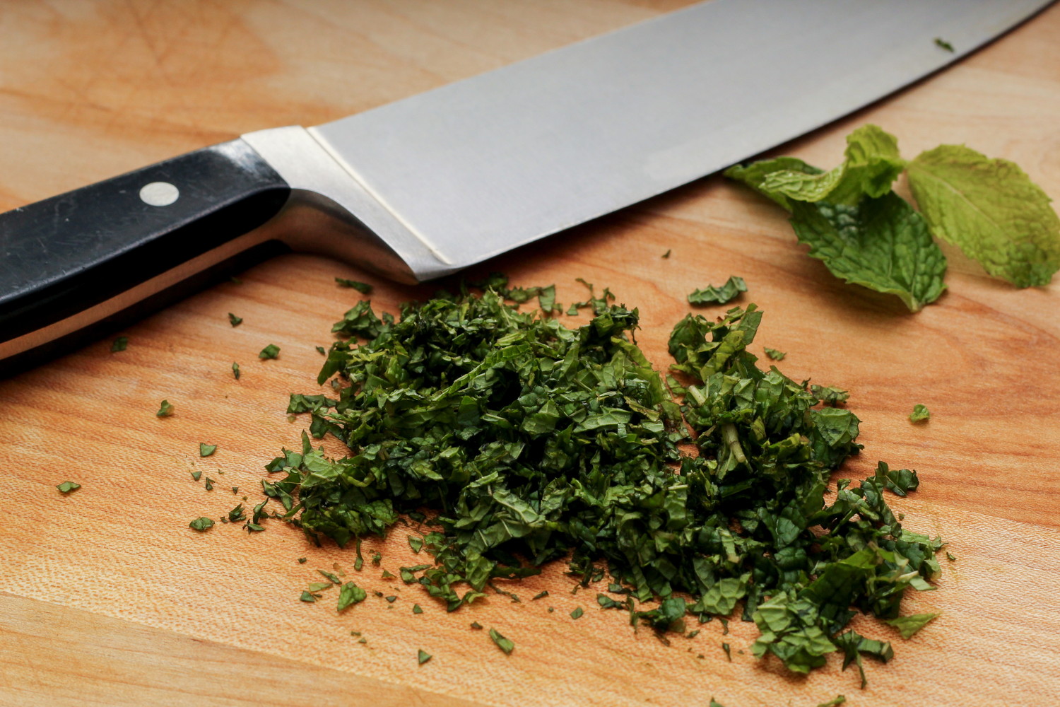 包丁で細かく刻まれたミントの葉