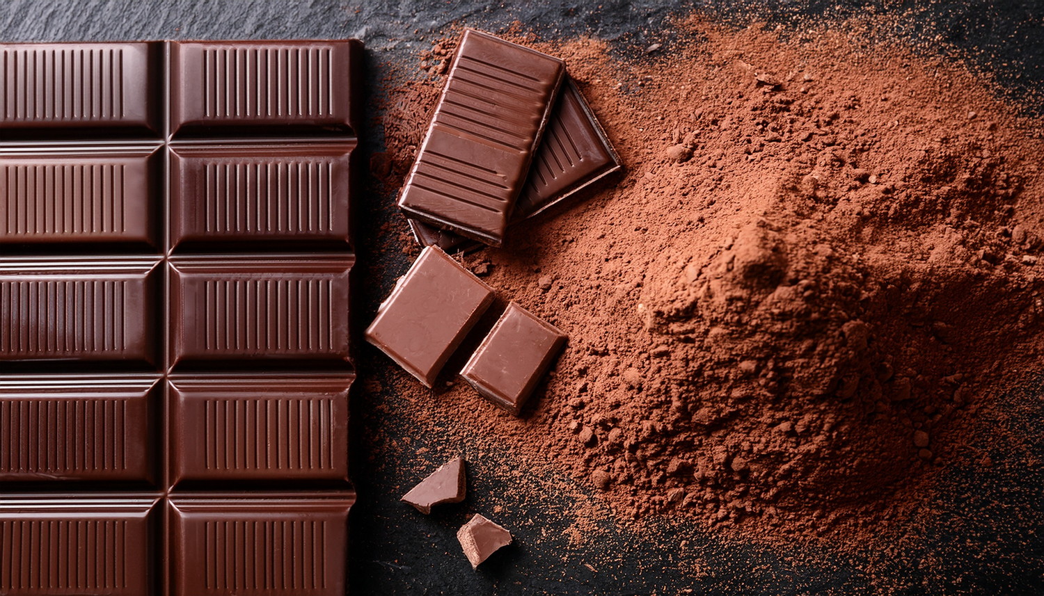 板チョコとココアパウダーが並んでいる光景