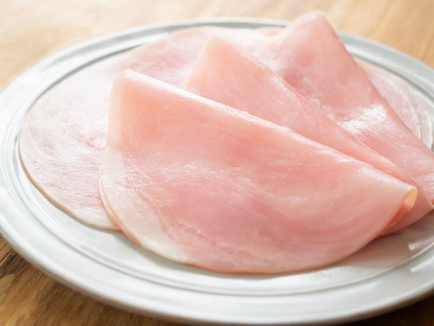 お皿の上に盛られた薄切りのロースハム