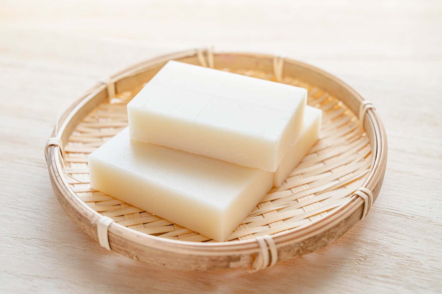 ざるの上に置かれた四角い切り餅