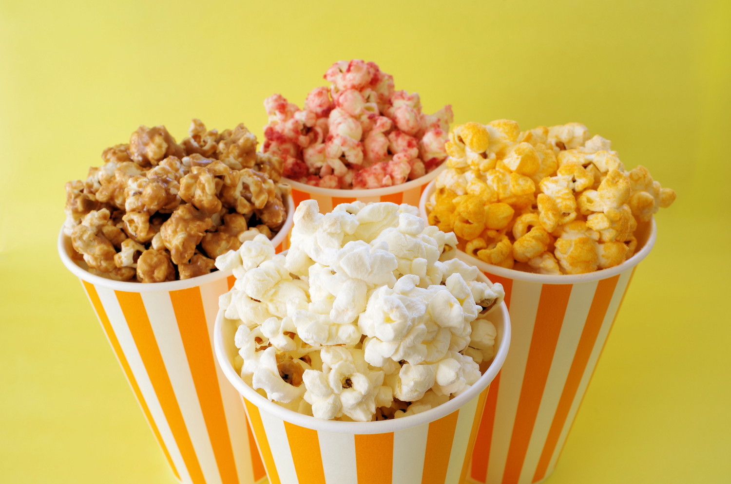 カップに入った味の異なる4種のポップコーン