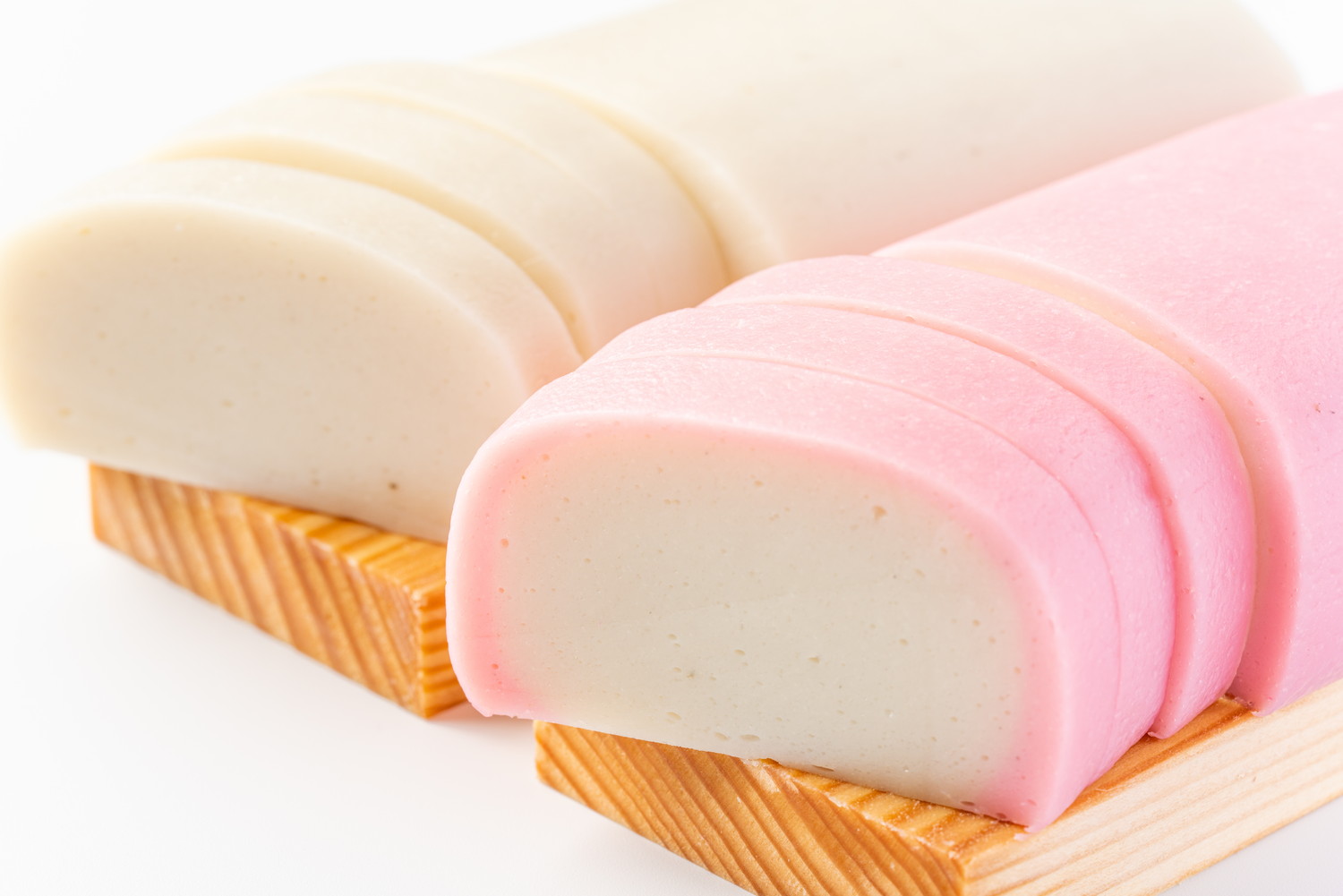 紅白のかまぼこが並んでいる光景