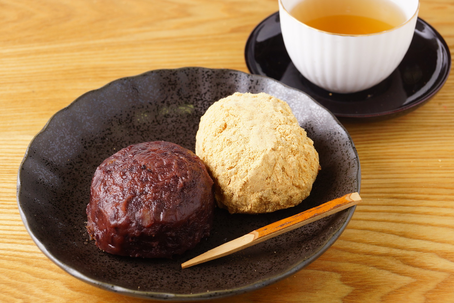 きなことあんこを使った2個の餅