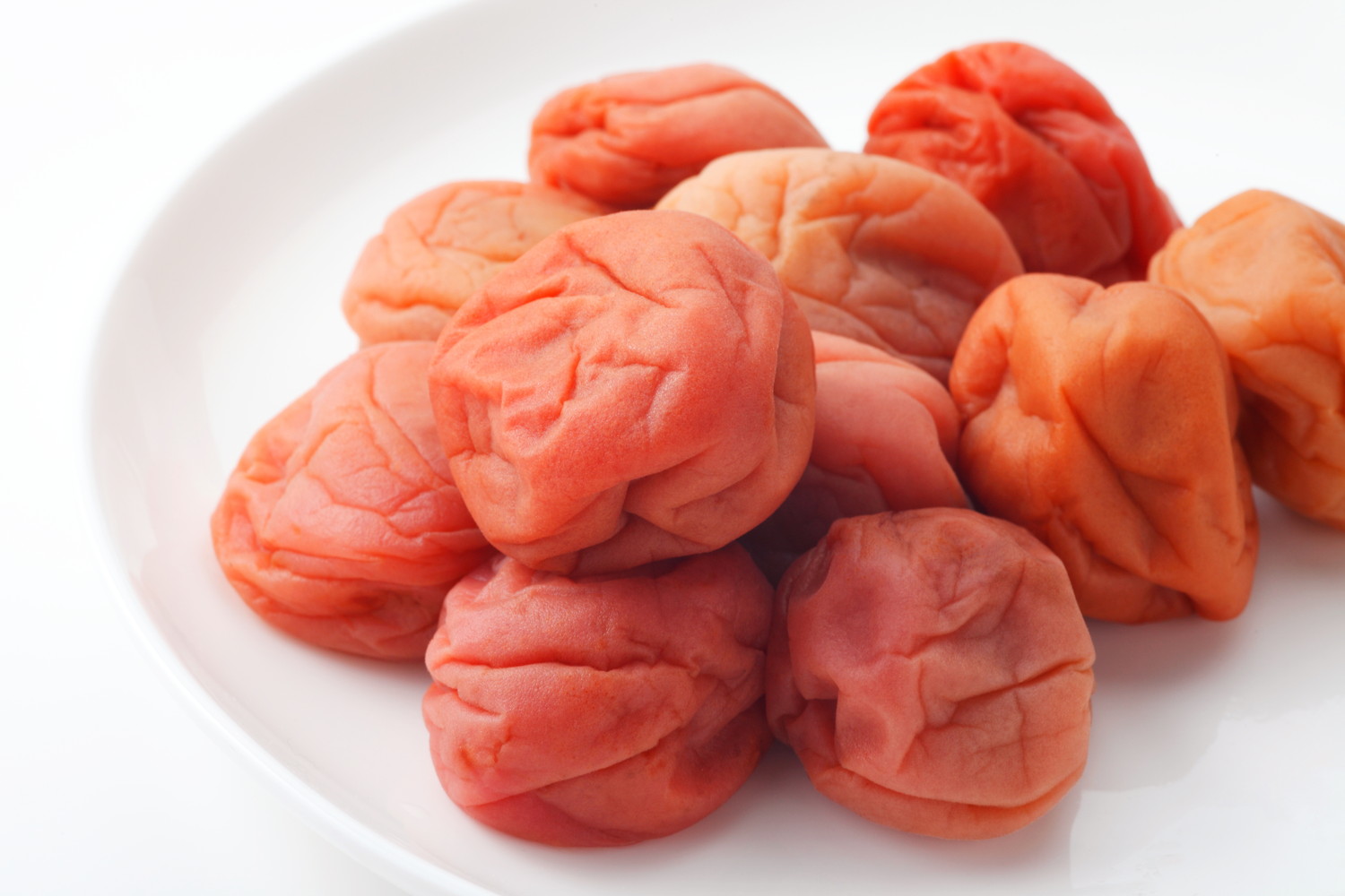 白いお皿に置かれた梅干し