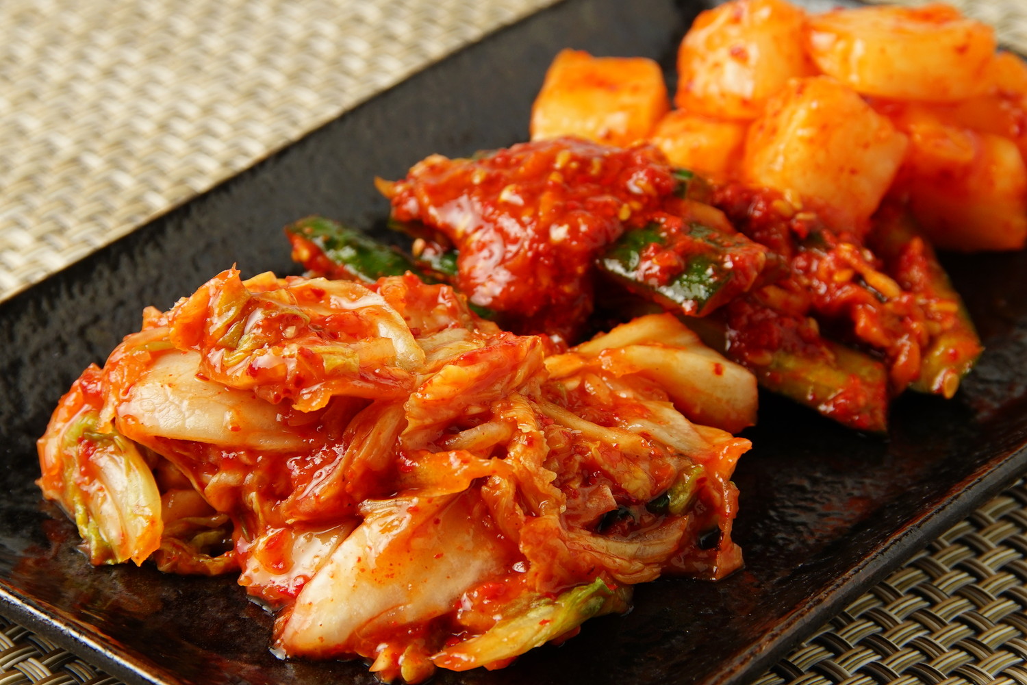 異なる材料で作られた3種類のキムチ