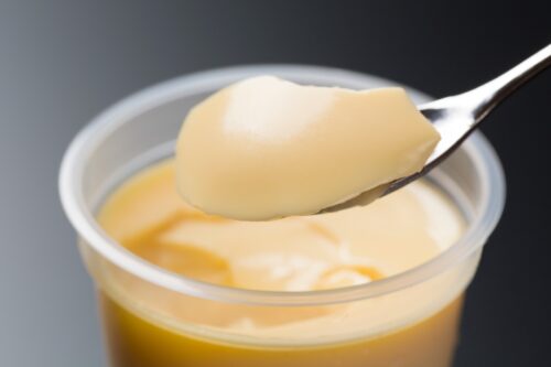 スプーンで食べるプリン