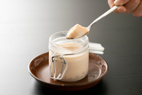 スプーンですくったプリン