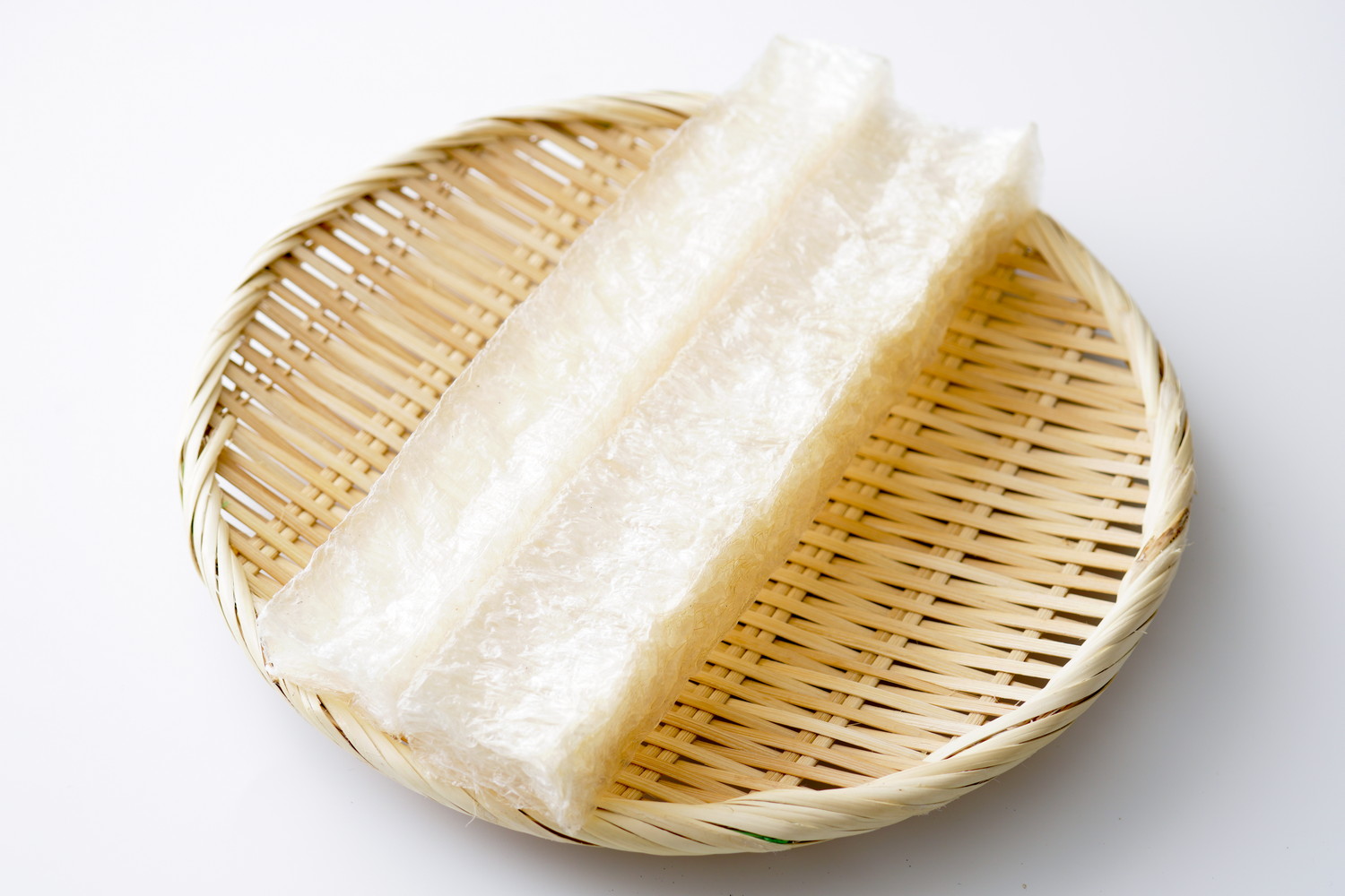 ざるに置かれた棒状の寒天