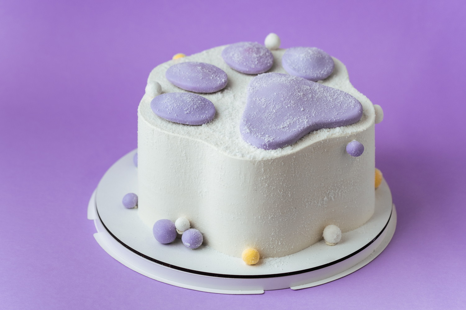 生クリームを使った肉球デザインのケーキ