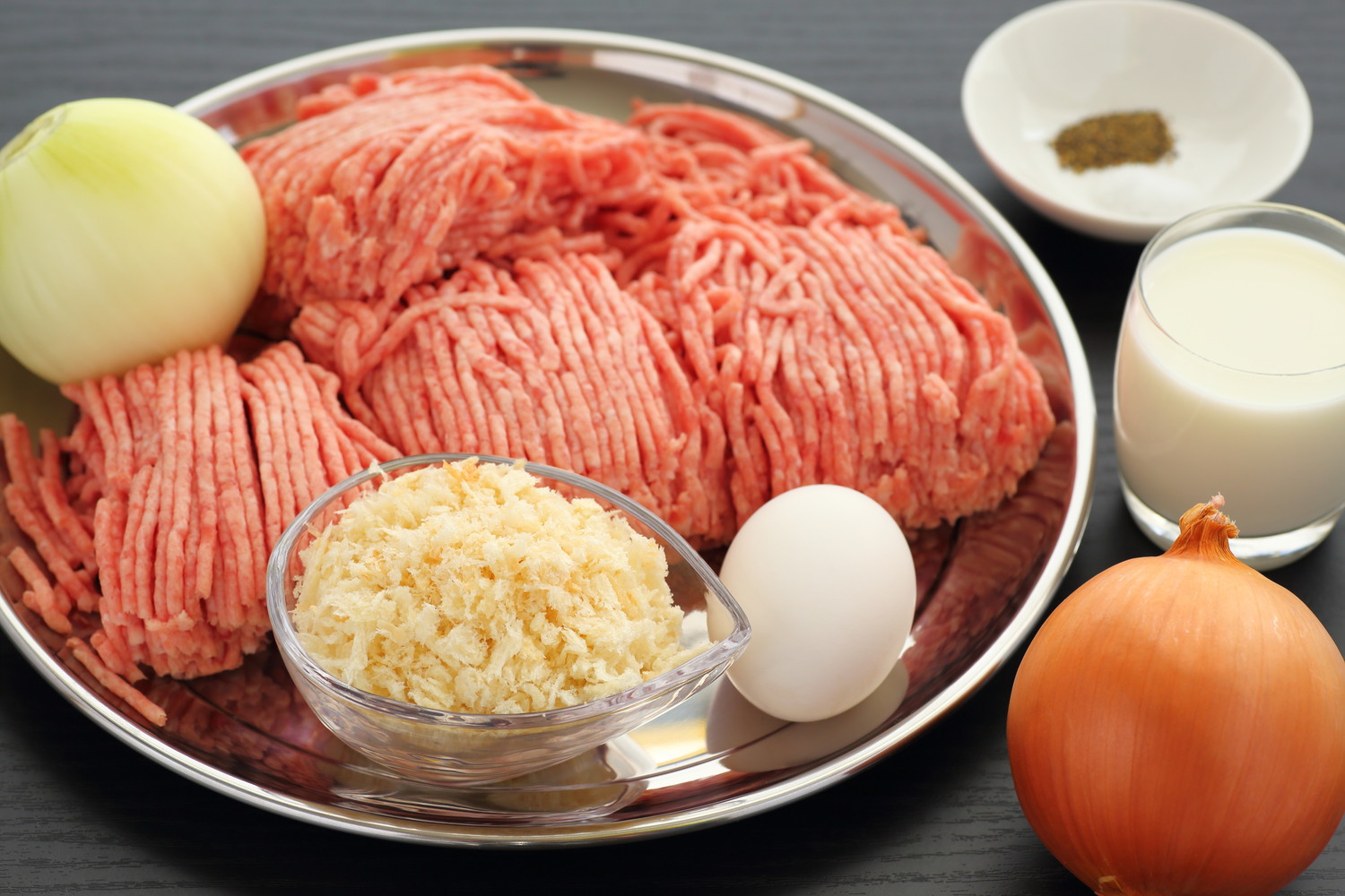 ハンバーグの材料が並んでいる光景