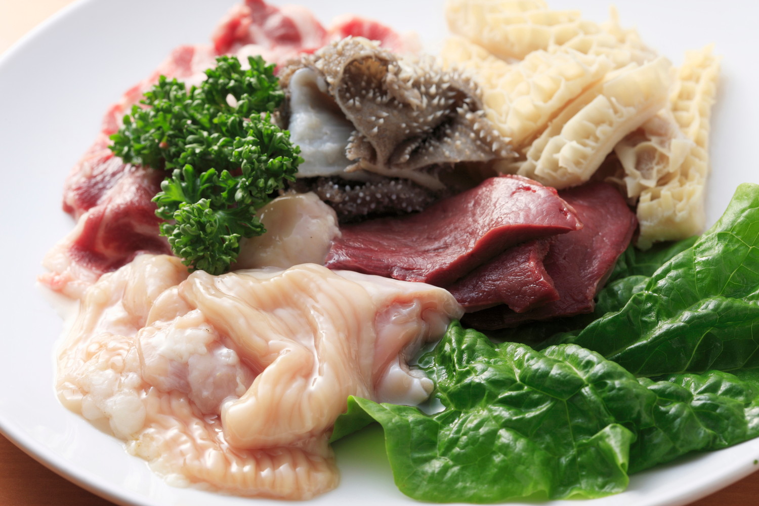 さまざまな部位のホルモンの盛り合わせ