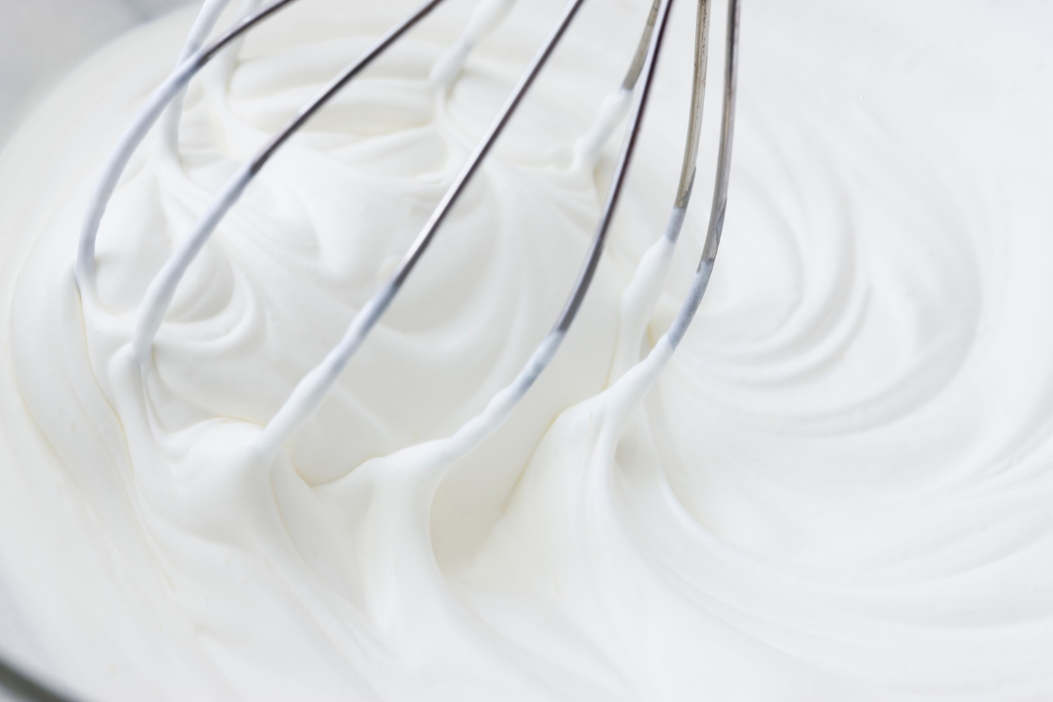 泡だて器で混ぜられている生クリーム