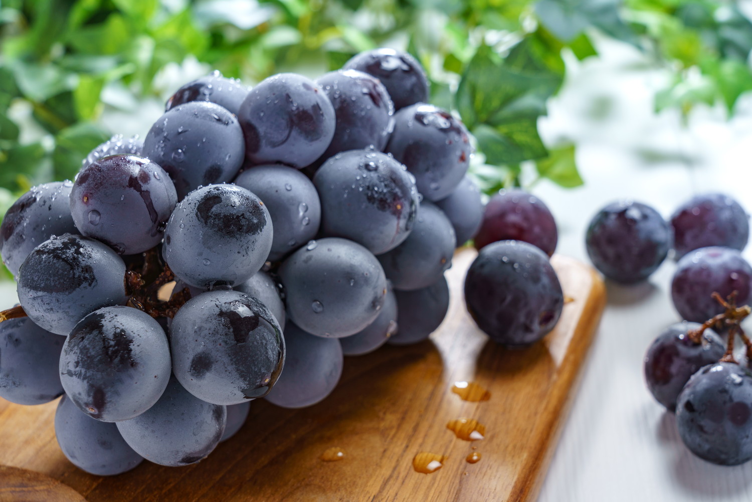 まな板の上にのせられたぶどう