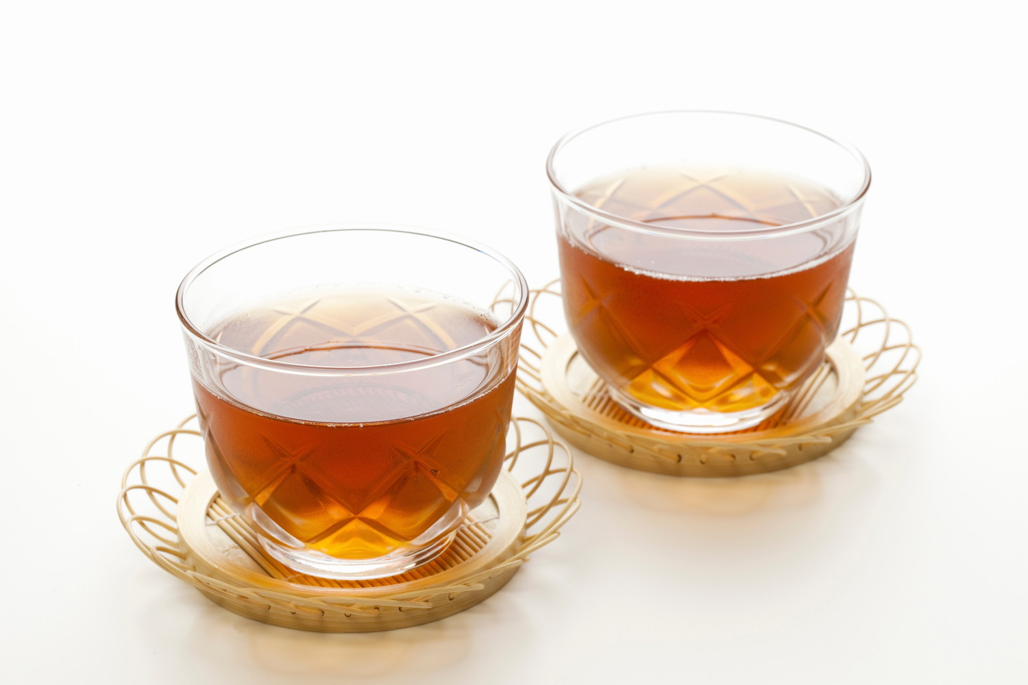 ガラスのカップに入れられた麦茶