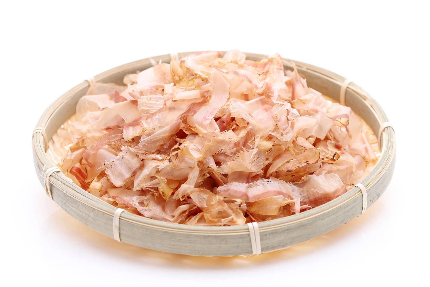 ざるに盛られた鰹節