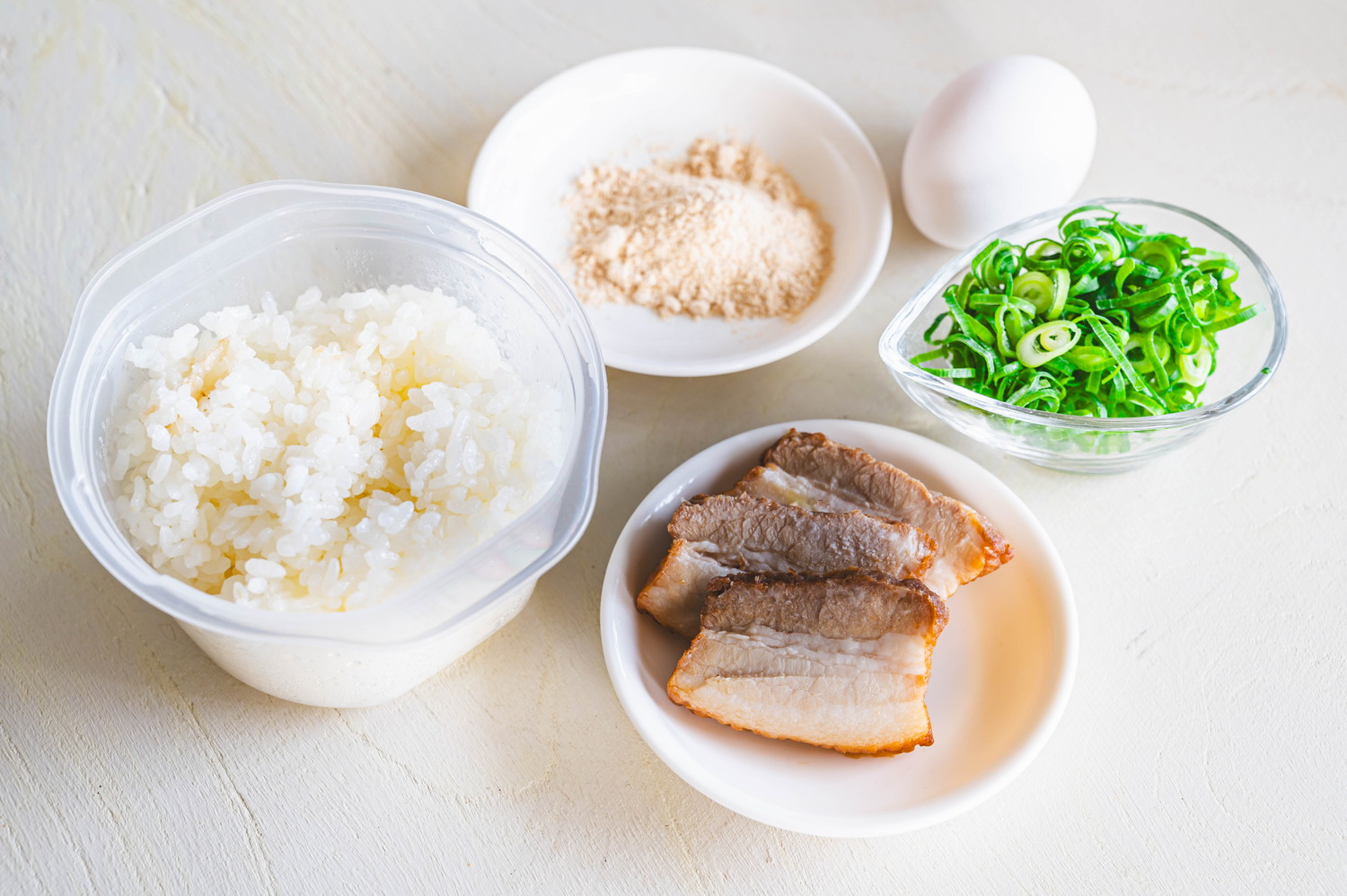 チャーハンの材料が並んでいる光景