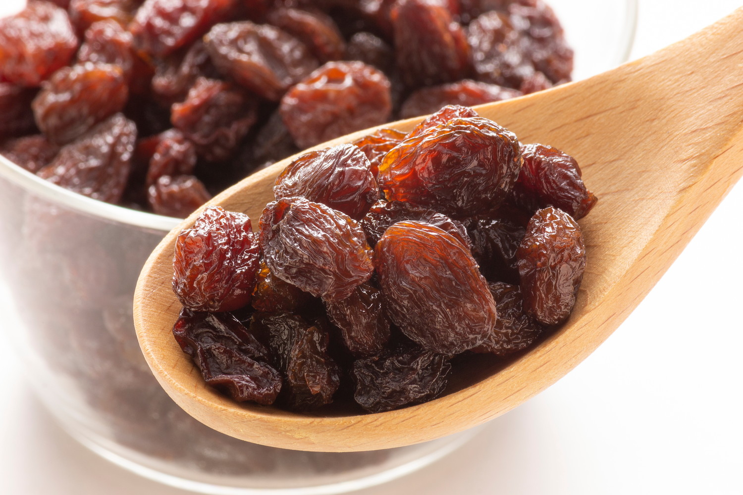 スプーンでレーズンをすくっている光景