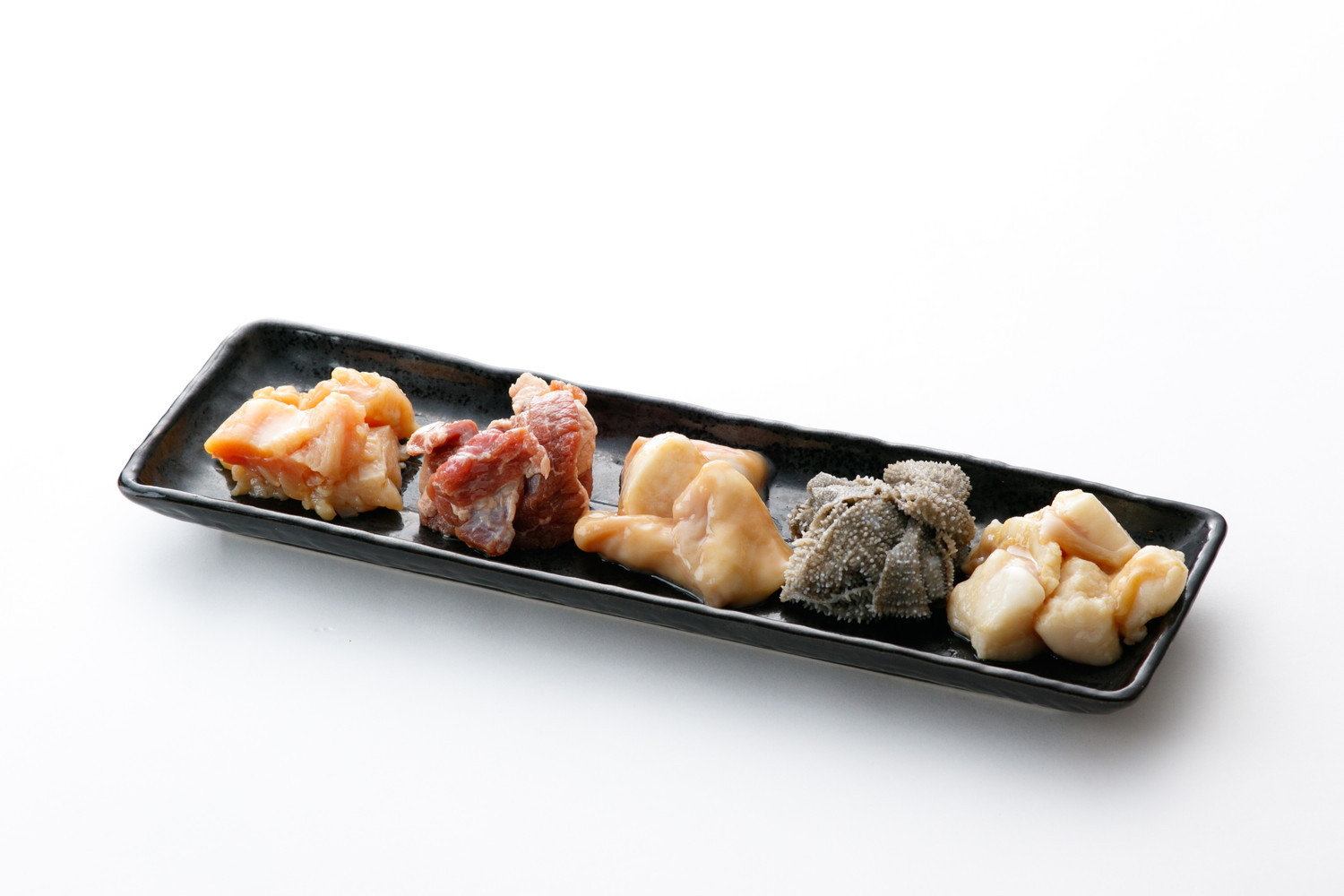 異なる部位のホルモンが少量ずつお皿に並ぶ様子