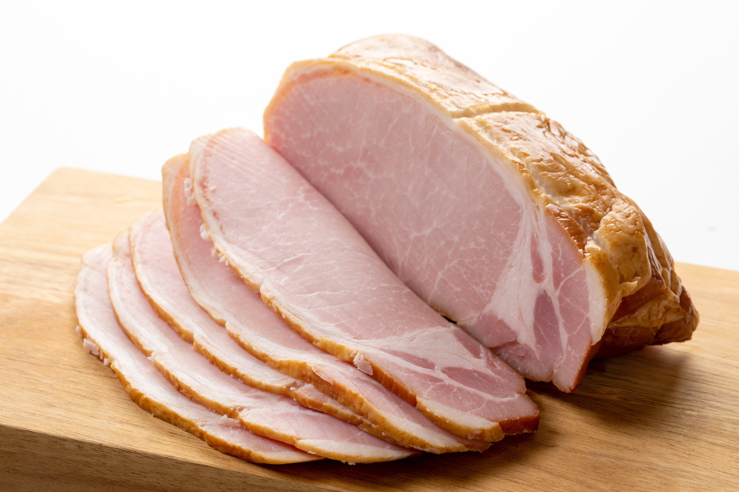 まな板の上でスライスされている途中のハム