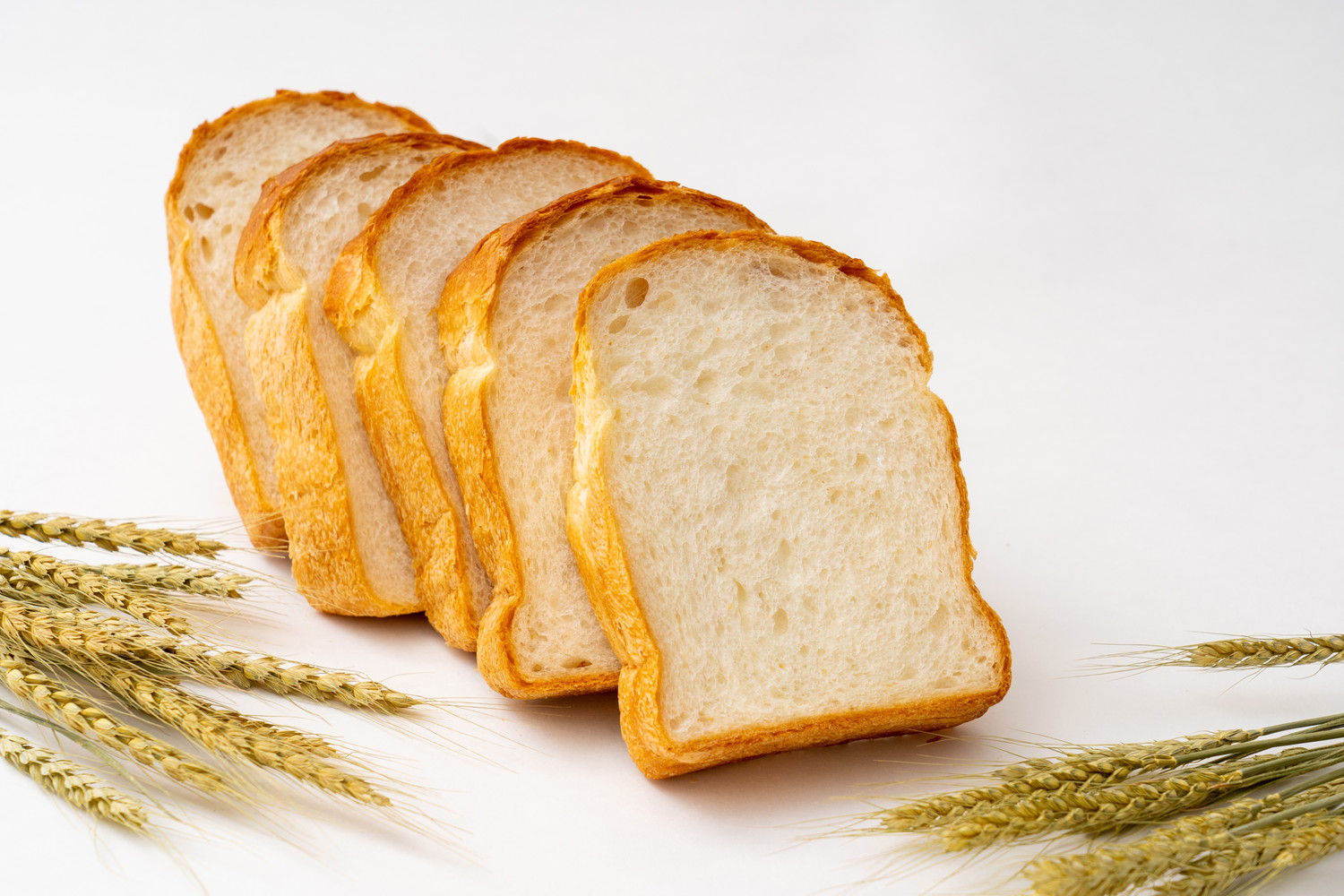 並べて置かれた小麦と食パン