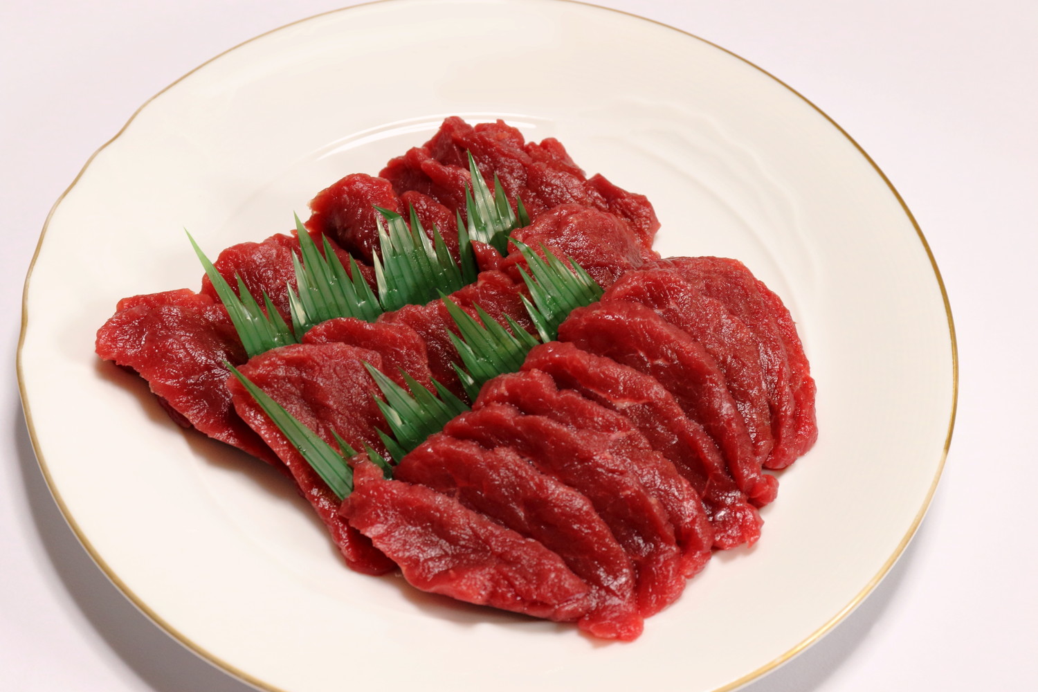 白いお皿に並ぶ馬刺し