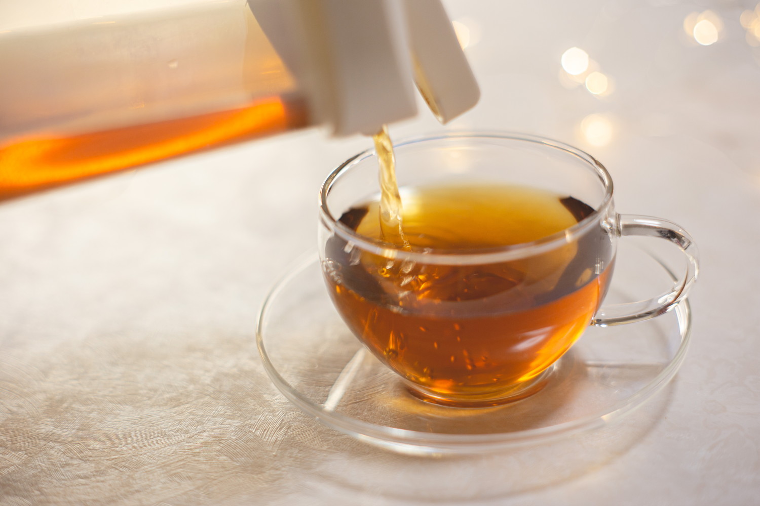 カップに麦茶を注いでいる光景