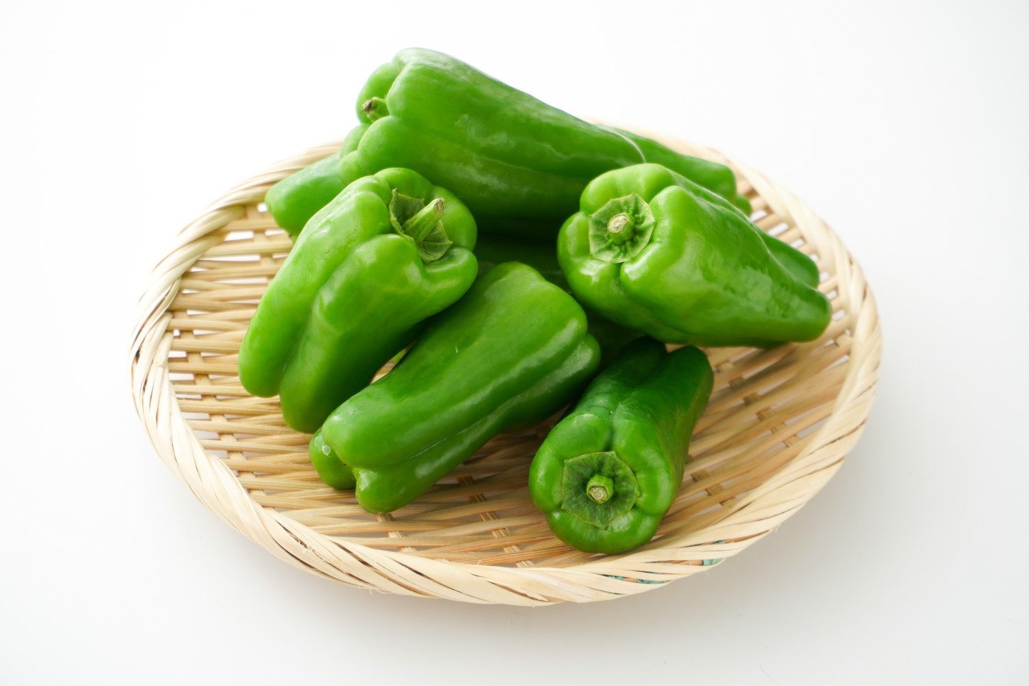 ざるの上にのせられたピーマン