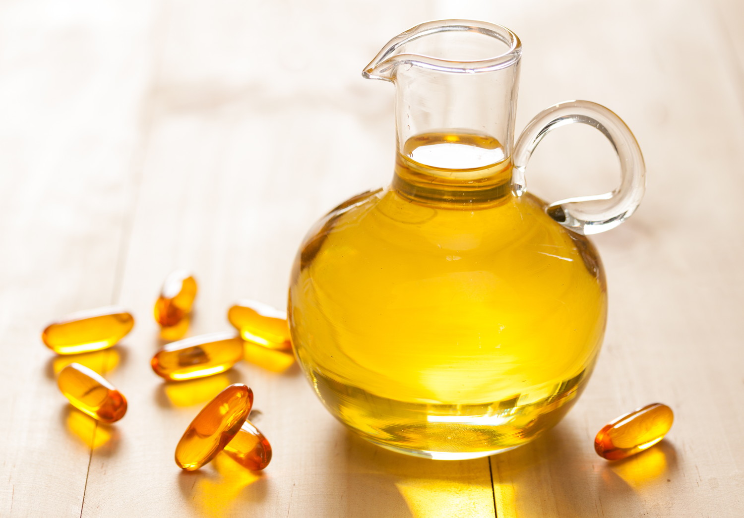 ボトルとカプセルに入った魚の油