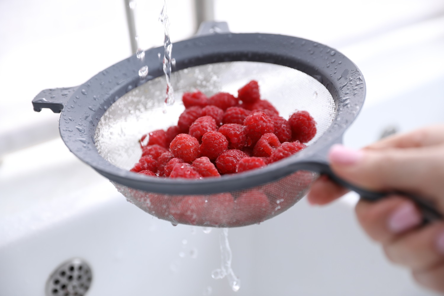 ラズベリーを流水で洗っている光景