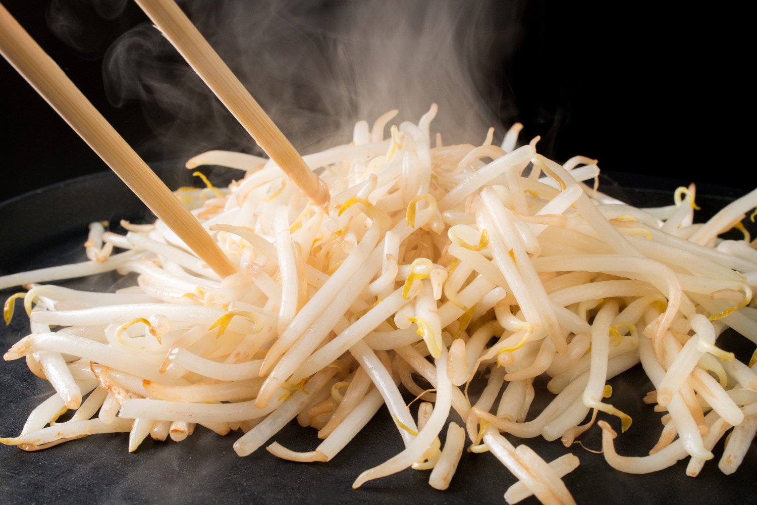 もやしを炒めて加熱している様子