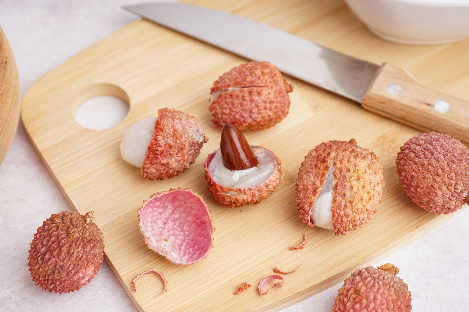 まな板の上でライチの皮や種を取ってる最中