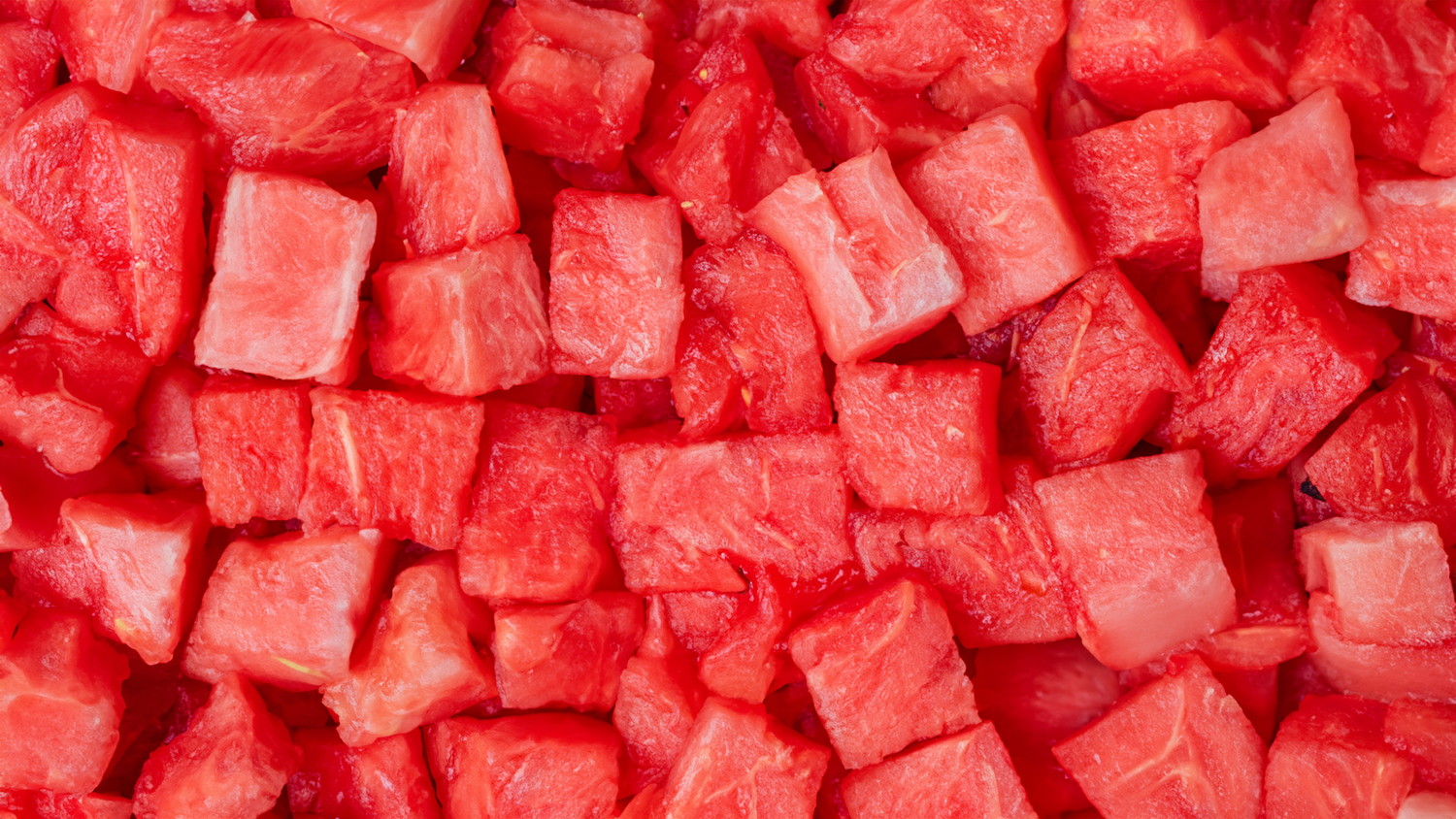 小さくサイコロ状にカットされたスイカ