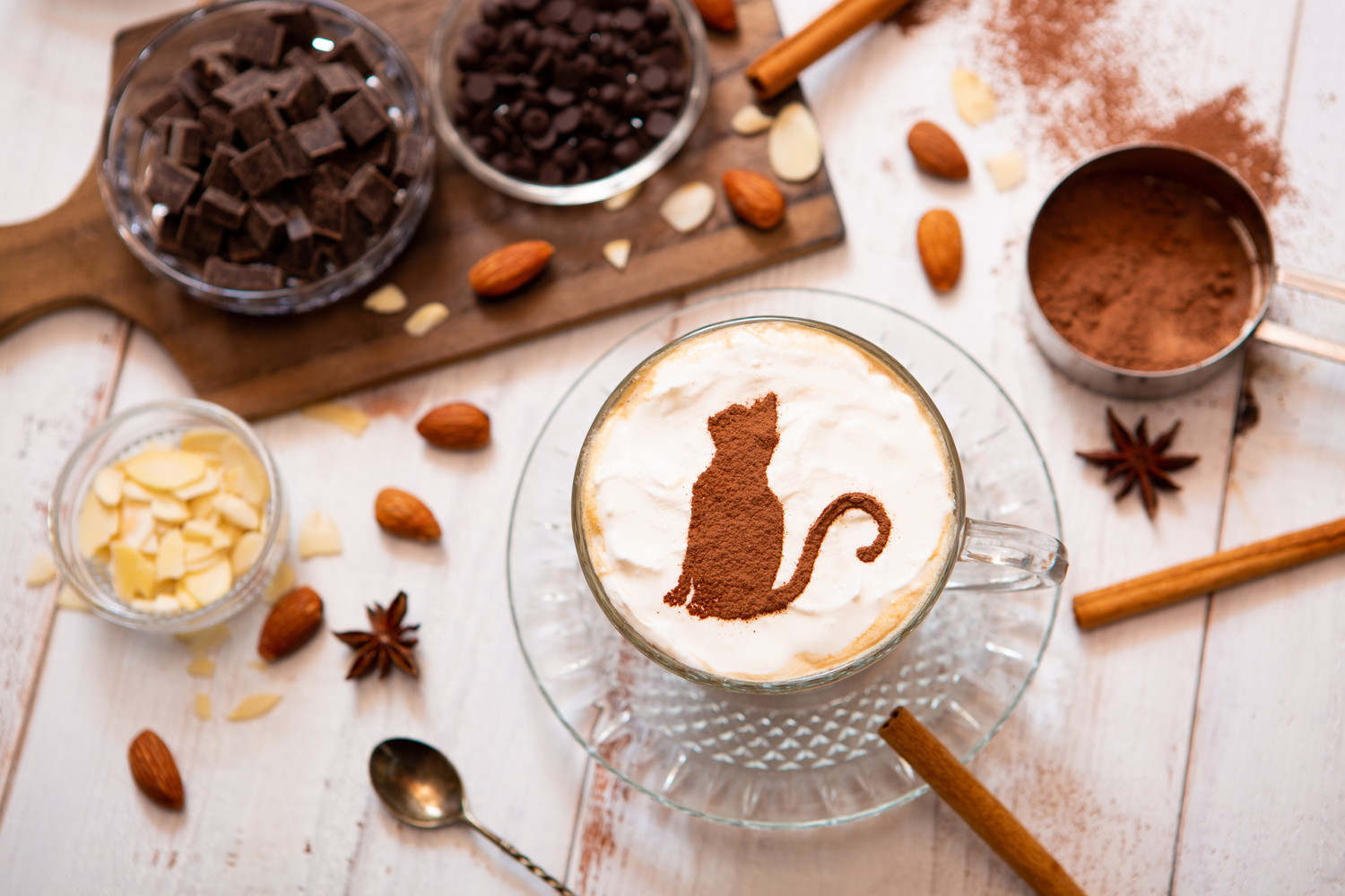 猫の模様が描かれたホットチョコレートと材料