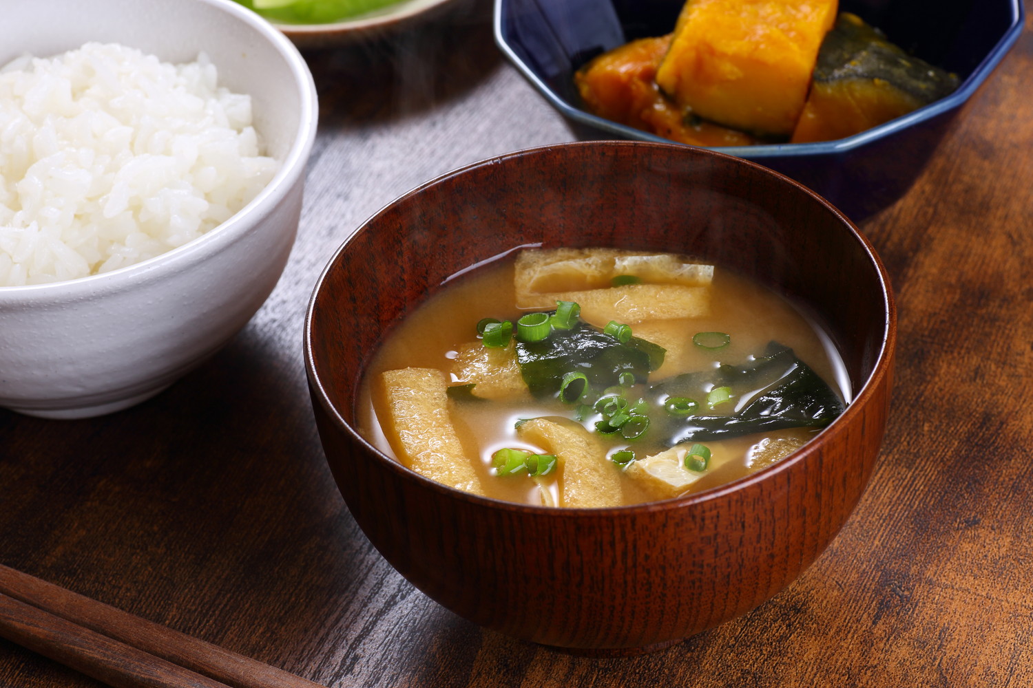 ご飯やおかずと一緒に卓上に並ぶ味噌汁