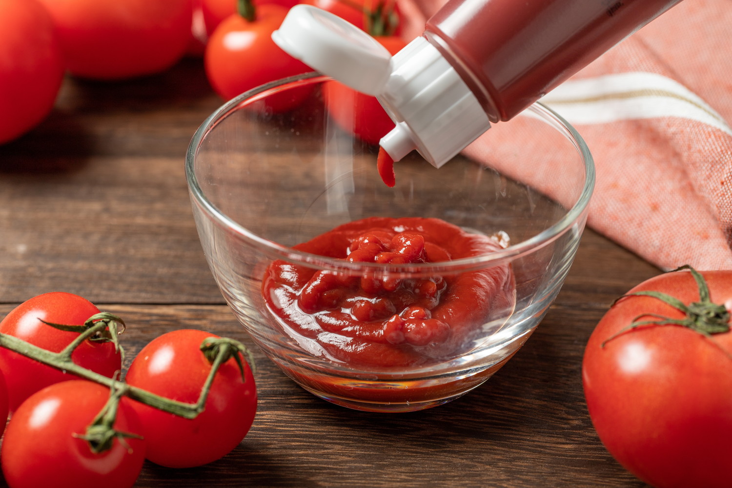 ボトルから小皿にケチャップを出している光景