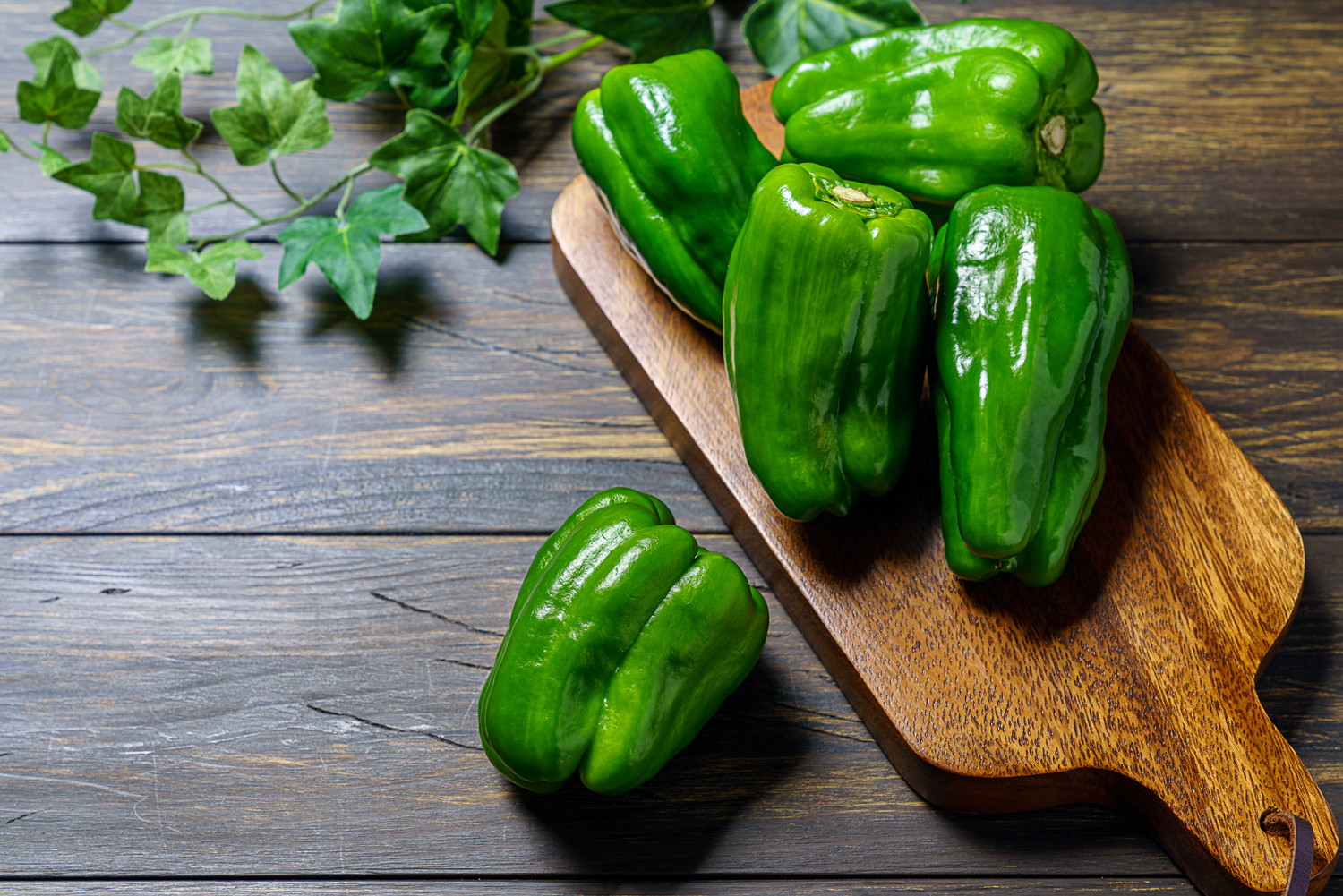 まな板の上に並べられたピーマン